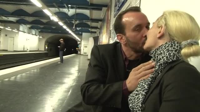 Alicia se fait baiser dans le métro, en chemin pour la boîte à cul!