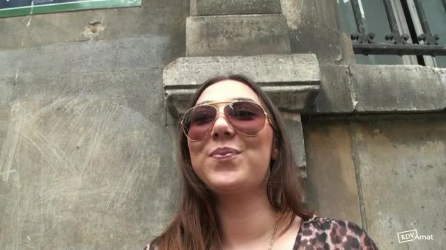 A 18 ans on l'accompagne dans un sexshop pour faire une surprise à sa mère!