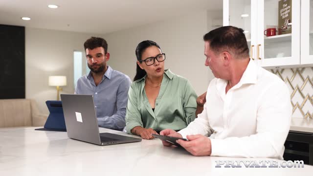 What To Do When Your Boss Calls An Urgent Meeting